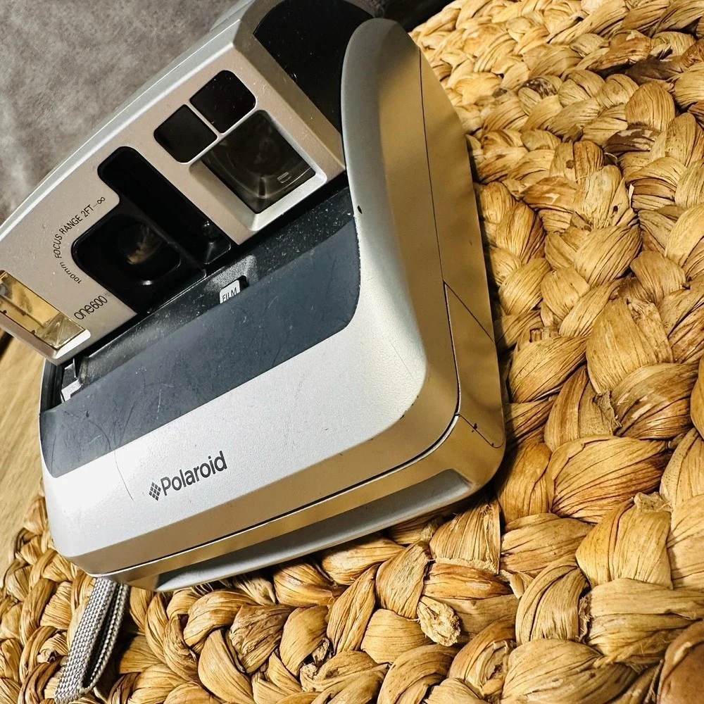 Vintage Polaroid One 600 Instant Film Camera Silver 100mm Focus Range 2 FT‎